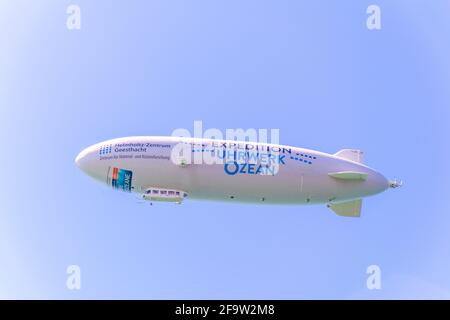 FRIEDRICHSHAFEN, ALLEMAGNE, 24 JUILLET 2016 : un navire de transport aérien commercial transporte des passagers au-dessus de bodensee, près de friedrichshafen, allemagne. Banque D'Images