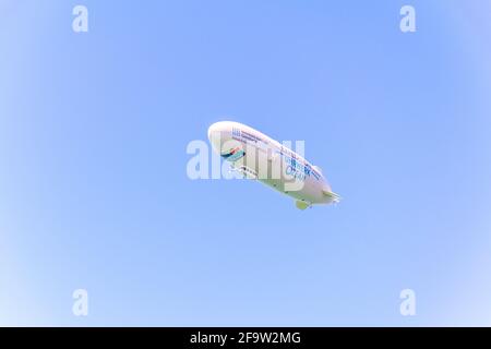 FRIEDRICHSHAFEN, ALLEMAGNE, 24 JUILLET 2016 : un navire de transport aérien commercial transporte des passagers au-dessus de bodensee, près de friedrichshafen, allemagne. Banque D'Images