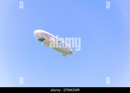 FRIEDRICHSHAFEN, ALLEMAGNE, 24 JUILLET 2016 : un navire de transport aérien commercial transporte des passagers au-dessus de bodensee, près de friedrichshafen, allemagne. Banque D'Images