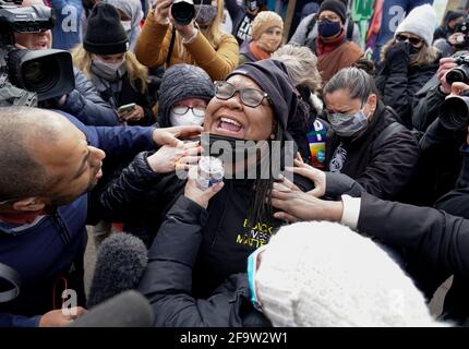 Minneapolis, États-Unis. 20 avril 2021. Une femme pleure au coin de l'avenue Chicago et de la 38e rue, le lieu du meurtre de George Floyd à titre de nouvelle d'un verdict de culpabilité est rendu après la deuxième journée de délibérations du jury dans le procès de Derek Chauvin à Minneapolis, Minnesota, le mardi 20 avril 2021. L'ancien policier Derek Chauvin est accusé de meurtre non intentionnel au deuxième degré, de meurtre au troisième degré et d'homicide involontaire coupable au deuxième degré lors de la mort de George Floyd. Photo par Jemal Countess/UPI crédit: UPI/Alay Live News Banque D'Images