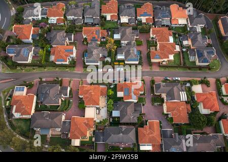 Vue aérienne d'un quartier moyen de maisons individuelles similaires construites autour de 2000-2010, à l'extérieur de Sydney, en Australie. Banque D'Images