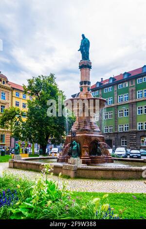 INNSBRUCK, AUTRICHE, 26 JUILLET 2016 : vue sur la fontaine Rudolfsbrunnen située à Innsbruck, Autriche. Banque D'Images