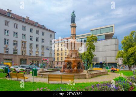 INNSBRUCK, AUTRICHE, 26 JUILLET 2016 : vue sur la fontaine Rudolfsbrunnen située à Innsbruck, Autriche. Banque D'Images