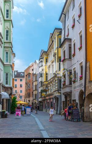 INNSBRUCK, AUTRICHE, 26 JUILLET 2016 : les gens se promènent dans le centre historique d'Innsbruck, en Autriche Banque D'Images