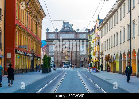 INNSBRUCK, AUTRICHE, 26 JUILLET 2016 : les gens passent par le Triumphpforte à Innsbruck, Autriche. Banque D'Images