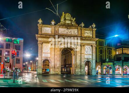 INNSBRUCK, AUTRICHE, 26 JUILLET 2016 : vue nocturne du Triumphpforte à Innsbruck, Autriche. Banque D'Images