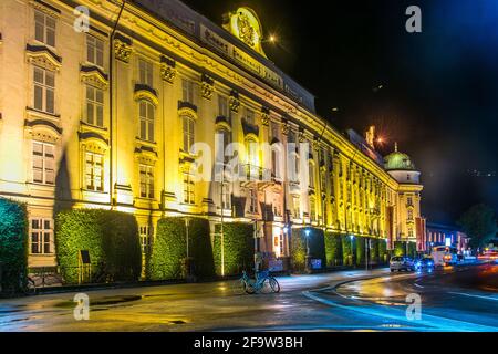 INNSBRUCK, AUTRICHE, 26 JUILLET 2016 : vue nocturne de la hofburg illuminée d'Innsbruck, Autriche. Banque D'Images