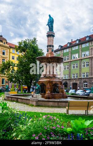 INNSBRUCK, AUTRICHE, 27 JUILLET 2016 : vue sur la fontaine Rudolfsbrunnen située à Innsbruck, Autriche. Banque D'Images