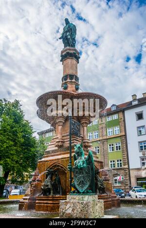 INNSBRUCK, AUTRICHE, 27 JUILLET 2016 : vue sur la fontaine Rudolfsbrunnen située à Innsbruck, Autriche. Banque D'Images