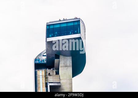 INNSBRUCK, AUTRICHE, 27 JUILLET 2016 : vue sur le célèbre stade de saut à ski de Bergisel dont la partie la plus distinctive est la tour de saut à ski conçue par la famille Banque D'Images