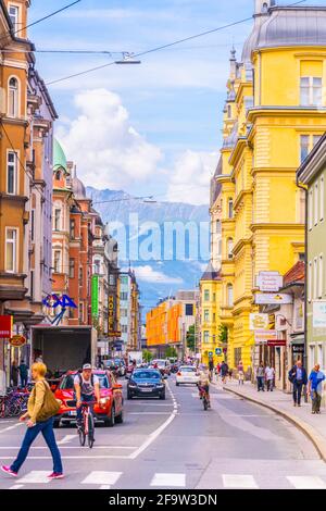 INNSBRUCK, AUTRICHE, 27 JUILLET 2016 : les gens se promènent dans le centre historique d'Innsbruck, en Autriche Banque D'Images