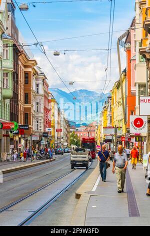 INNSBRUCK, AUTRICHE, 27 JUILLET 2016 : les gens se promènent dans le centre historique d'Innsbruck, en Autriche Banque D'Images