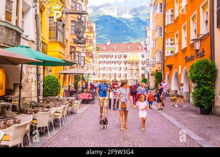 INNSBRUCK, AUTRICHE, 27 JUILLET 2016 : les gens se promènent dans le centre historique d'Innsbruck, en Autriche Banque D'Images