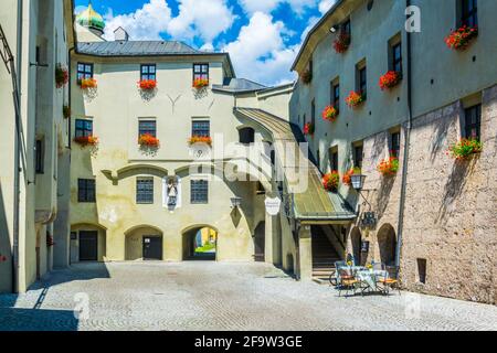 HALL À TIROL, AUTRICHE, 27 JUILLET 2016 : vue sur une cour intérieure du château de Hasegg dans Hall à Tirol, Autriche. Banque D'Images