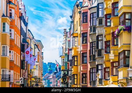 INNSBRUCK, AUTRICHE, 27 JUILLET 2016 : façades colorées de maisons de la ville autrichienne d'Innsbruck Banque D'Images