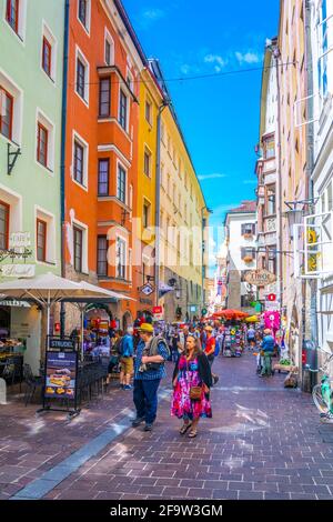 INNSBRUCK, AUTRICHE, 27 JUILLET 2016 : les gens se promènent dans le centre historique d'Innsbruck, en Autriche Banque D'Images