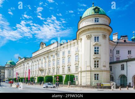 INNSBRUCK, AUTRICHE, 27 JUILLET 2016 : les gens passent autour du palais Hofburg à Innsbruck, Autriche. Banque D'Images