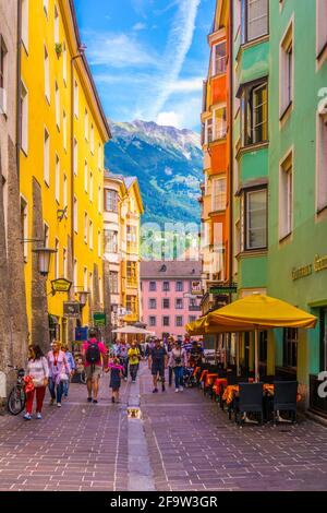 INNSBRUCK, AUTRICHE, 27 JUILLET 2016 : les gens se promènent dans le centre historique d'Innsbruck, en Autriche Banque D'Images