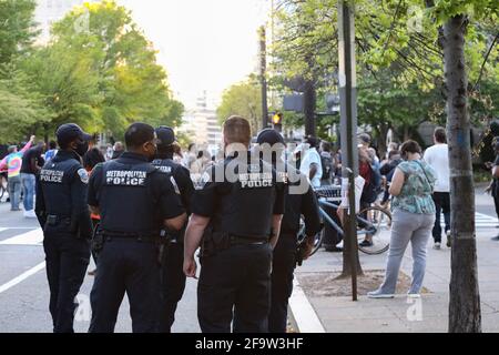 Washington, D.C., États-Unis. 20 avril 2021. La police veille à ce que les gens se réunissent pour célébrer après le verdict de Derek Chauvin, l'ancien policier de Minneapolis accusé d'avoir tué George Floyd. Crédit : Bryan Dozier/Alay Live News Banque D'Images