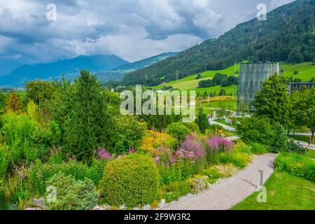 WATTENS, AUTRICHE, 27 JUILLET 2016 : vue sur un jardin à l'intérieur du complexe swarovski Kristallwelten à Wattens, Autriche. Banque D'Images