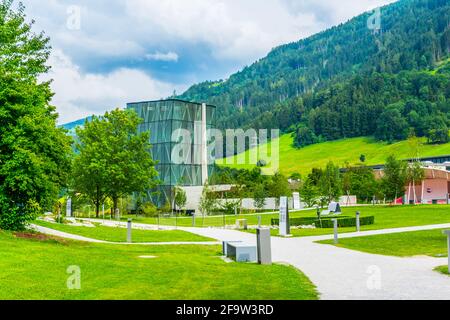 WATTENS, AUTRICHE, 27 JUILLET 2016 : vue sur un jardin à l'intérieur du complexe swarovski Kristallwelten à Wattens, Autriche. Banque D'Images