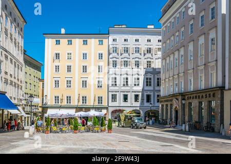 SALZBOURG, AUTRICHE, 30 JUILLET 2016 : les gens se baladent dans les rues étroites du centre historique de la ville autrichienne de Salzbourg. Banque D'Images