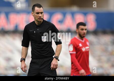 Swansea, Royaume-Uni. 20 avril 2021. L'arbitre a secoué Gillett pendant le match à Swansea, Royaume-Uni, le 4/20/2021. (Photo par Mike Jones/News Images/Sipa USA) crédit: SIPA USA/Alay Live News Banque D'Images