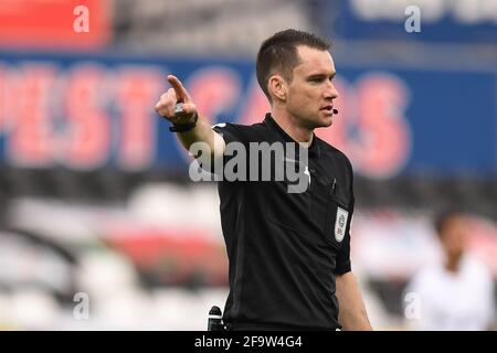 Swansea, Royaume-Uni. 20 avril 2021. L'arbitre a secoué Gillett pendant le match à Swansea, Royaume-Uni, le 4/20/2021. (Photo par Mike Jones/News Images/Sipa USA) crédit: SIPA USA/Alay Live News Banque D'Images