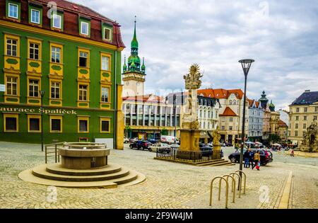 BRNO, RÉPUBLIQUE TCHÈQUE, 26 MAI 2015 : vue sur la place Zelny trh de la ville tchèque Brno, qui est la plus grande ville de la Moravie. Banque D'Images