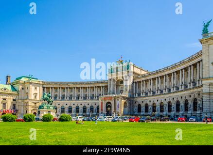 VIENNE, AUTRICHE, 08 JUIN 2015 : construction de la Bibliothèque nationale autrichienne sous un ciel pittoresque et nuageux. Complexe Hofburg, Vienne, Autriche. Banque D'Images