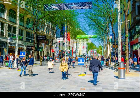 VIENNE, AUTRICHE, 08 JUIN 2015 : les gens font du shopping dans Mariahilferstrasse, la plus grande et l'une des rues commerçantes les plus populaires de Vienne. Banque D'Images