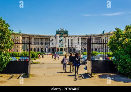 VIENNE, AUTRICHE, 08 JUIN 2015 : construction de la Bibliothèque nationale autrichienne sous un ciel pittoresque et nuageux. Complexe Hofburg, Vienne, Autriche. Banque D'Images