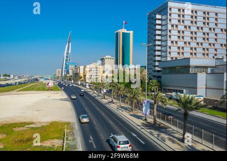 MANAMA, BAHREÏN, 22 OCTOBRE 2016 : circulation sur l'autoroute du roi Fayçal à Manama, la capitale du Bahreïn Banque D'Images