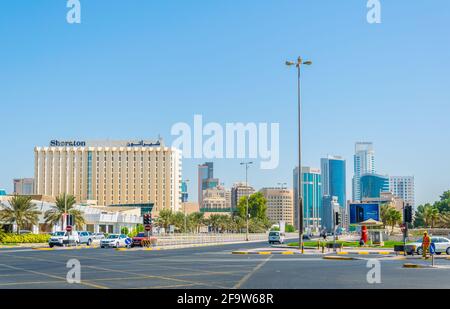 MANAMA, BAHREÏN, 22 OCTOBRE 2016 : circulation dans une rue de Manama, la capitale du Bahreïn Banque D'Images