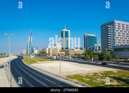 MANAMA, BAHREÏN, 22 OCTOBRE 2016 : circulation sur l'autoroute du roi Fayçal à Manama, la capitale du Bahreïn Banque D'Images