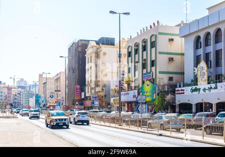 MANAMA, BAHREÏN, 22 OCTOBRE 2016 : circulation dans une rue de Manama, la capitale du Bahreïn Banque D'Images