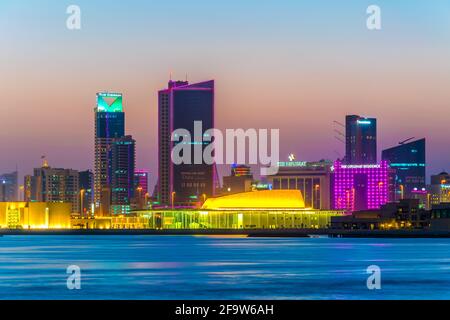 MANAMA, BAHREÏN, 22 OCTOBRE 2016 : l'horizon de Manama avec le théâtre national de Bahreïn et le musée national de Bahreïn au coucher du soleil, Bahreïn. Banque D'Images