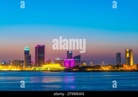 MANAMA, BAHREÏN, 22 OCTOBRE 2016 : l'horizon de Manama avec le théâtre national de Bahreïn et le musée national de Bahreïn au coucher du soleil, Bahreïn. Banque D'Images