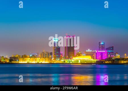 MANAMA, BAHREÏN, 22 OCTOBRE 2016 : l'horizon de Manama avec le théâtre national de Bahreïn et le musée national de Bahreïn au coucher du soleil, Bahreïn. Banque D'Images