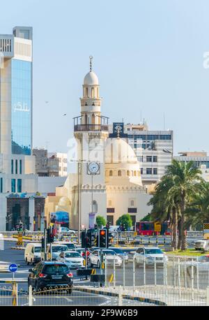 MANAMA, BAHREÏN, 22 OCTOBRE 2016 : mosquée Al Yateem entourée de gratte-ciel à Manama, la capitale du Bahreïn. Banque D'Images