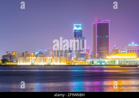 MANAMA, BAHREÏN, 22 OCTOBRE 2016 : l'horizon de Manama avec le théâtre national de Bahreïn et le musée national de Bahreïn au coucher du soleil, Bahreïn. Banque D'Images