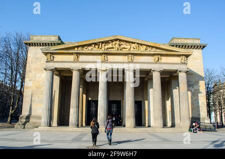 BERLIN, ALLEMAGNE, le 12 MARS 2015: Des gens se promèneront autour du mémorial de neue wache à berlin pour commémorer les victimes des guerres. Banque D'Images