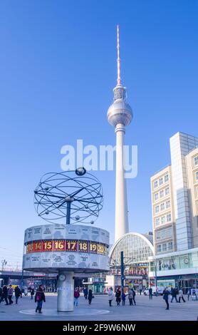 BERLIN, ALLEMAGNE, 12 MARS 2015 : détail de l'horloge mondiale à berlin avec le célèbre fernsehturm derrière elle. Banque D'Images