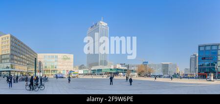 BERLIN, ALLEMAGNE, 12 MARS 2015: Les gens se promonent sur la célèbre alexanderplatz de berlin qui était dans l'est de l'allemagne et maintenant il est f Banque D'Images