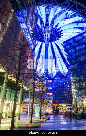 BERLIN, ALLEMAGNE, 12 MARS 2015 : le complexe de construction Sony en allemagne berlin près de potzdamer platz est un chef-d'œuvre architectural à l'aspect futuriste. Banque D'Images