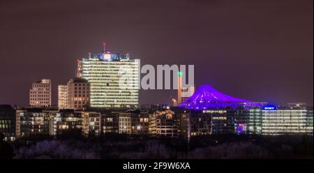 BERLIN, ALLEMAGNE, 12 MARS 2015 : vue de nuit du centre-ville éclairé de sony à berlin, depuis le sommet du bâtiment reichstag. Banque D'Images