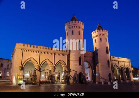 POTSDAM, ALLEMAGNE, 11 MARS 2015 : vue nocturne du nauener tor illuminé de potsdam qui était autrefois une entrée de la ville. Banque D'Images