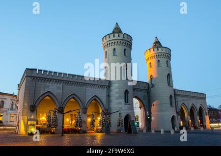 POTSDAM, ALLEMAGNE, 11 MARS 2015 : vue nocturne du nauener tor illuminé de potsdam qui était autrefois une entrée de la ville. Banque D'Images