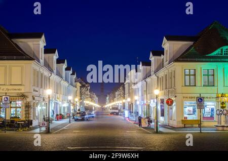 POTSDAM, ALLEMAGNE, 11 MARS 2015 : vue nocturne d'une petite place près de potsdam où brandenburger strasse atteint le célèbre brandenburger tor. Banque D'Images