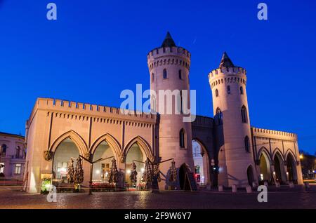 POTSDAM, ALLEMAGNE, 11 MARS 2015 : vue nocturne du nauener tor illuminé de potsdam qui était autrefois une entrée de la ville. Banque D'Images